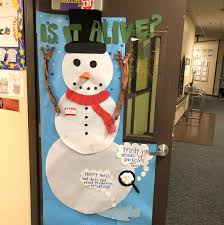 With this adorable snowman door decoration, your house can have a friendly smile! The Holiday Door Decoration Competition California Middle School Facebook