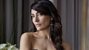 Della Bond's Instagram, Twitter & Facebook