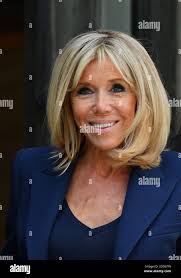 Soldier receives hi-res stock photography and images