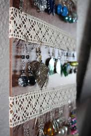 Ouvrez les boucles aux extrémités et réunissez vos boucles d'oreilles diy. 27 Idees De Rangement Pour Vos Bijoux Chasseurs D Astuces