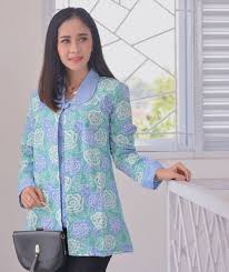 Model baju atasan terbaru wanita yang bisa anda ikuti di tahun ini adalah detail ruffle cantik pada sisi lengan blouse polos. Model Baju Batik Atasan Wanita Kantor Terbaru 2021 Model Baju Terbaru