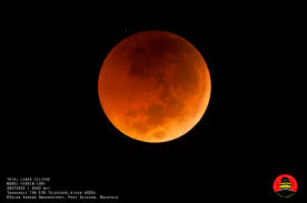 Ia menjelaskan, lama gerhana bulan total memang bergantung pada pertama, jarak lintasan bulan terhadap pusat bayangan bumi, dan kedua, jarak bulan terhadap bumi. Gerhana Bulan Penuh 2018 Telok Kemang Observatory