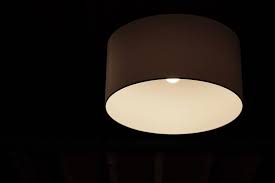 In badezimmern entstehen häufig nischen und freie ecken, die mit passenden badezimmerschränken ideal ausgenutzt werden können. Lampe Anschliessen Mit 2 Kabeln Wie Leuchte Befestigen In Altbau