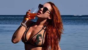 Η τάνια μπρεάζου, που «σαρώνει» στο yfsf all star ήταν καλεσμένη στην εκπομπή του ant1, το the 2night show και μεταξύ άλλων μίλησε για τη μεγάλη αλλαγή στην εικόνα της, τις μεταμορφώσεις της στο yfsf, την καταγωγή της αλλά και τα παιδικά της χρόνια στη ρόδο! H Tania Mpreazoy Anabei Fwties Me Tis Fwtografies Ths Sto Instagram Fwto