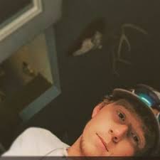 Esther Bennett (@estherbennettt_)