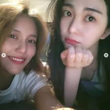 因為權珉娥在小三事件又提到申智珉讓她得了子宮頸癌（癌前病變） 天啊!!!，剛剛看到新聞整個超感動!，不自覺的眼眶泛淚，轉載一下aoa ptt版的翻譯，昨天看到雪炫的ig發文打了這段話，「 aoa_in_the_moonlight 」其實我就有點懷疑是跟. æ–°èž ç‰å¨¥é€€å‡ºaoaæ»¿1å¹´é¦–åº¦è·Ÿæƒ æ™¶åŒæ¡† çœ‹æ¿koreastar æ‰¹è¸¢è¸¢å¯¦æ¥­åŠ