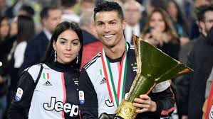 Tabel & klasemen serie a terkini dan lengkap untuk musim 2020/2021, diperbaharui otomatis setelah pertandingan. Video Ronaldo Trifft Sohn Mit Pokal Im Gesicht Serie A Sportnews Bz