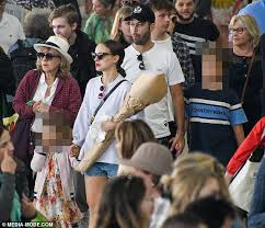 Natalie potman in denim shorts out in sydney 05/12/2021. Natalie Portman Buys Herself A Bouquet Of Sunflowers As Visits Local Farmers Market Ali2day