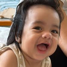 salió igualito a la tía 😂😂