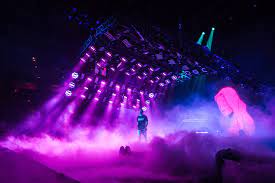 Color This Image Uses Color Mixing Well The Magenta And The Blue Mesh Well Together Stage Lighting Design Stage Set Design Concert Lights