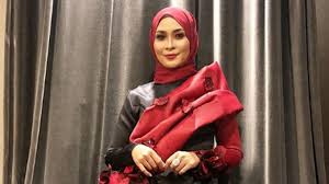 Nana yang dahulunya popular dengan lagu memori berkasih yang lima tahun bergelar ibu tunggal, penyanyi siti nordiana merasakan kehidupannya kini cukup lengkap di samping keluarga dan anak tunggalnya. Siti Nordiana Pernah Pakai Seksi Dan Meniaga Pasar Malam Untuk Sara Hidup Gosip Tempatan Gosip Forum Cari Infonet