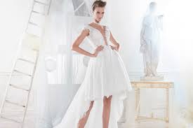 Il marchio spagnolo bridal pronovias celebra il suo 55esimo anniversario con una collezione di oltre 100 modelli da favola che reinterpretano i vestiti più il marchio inaugura, inoltre, tre nuovi capitoli in fatto di stile: Abiti Da Sposa Corti L Abito Nuziale Corto Per Un Matrimonio Originale