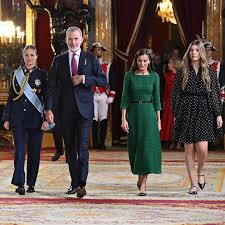 MADRID, 12/10/2025.- La reina Letizia, el rey Felipe VI, la princesa Leonor y la infanta Sofía a su llegada a la recepción en el Palacio Real de Madrid con motivo de la