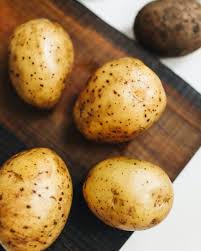 Ideale da cospargere sulle insalate o sulle minestre, il lievito di birra, chiamato anche lievito a scaglie, è molto ricco di potassio con quasi 2500 mg ogni 100 g. Alimenti Ricchi Di Potassio I Cibi Che Ne Contengono Di Piu Everli Stories