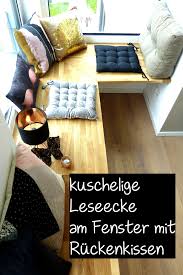 diy fensterbank kuschelige leseecke am fenster mit ruckenkissen mobel aus paletten wohnzimmer stauraum paletten kissen