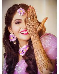 Pretty Bridal Mehendi Design With Purple Floral Jewelry For Mehendi Function See More On Wedmego Flower Jewellery For Mehndi Floral Jewellery Flower Jewellery