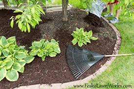 Fesko Lawn Works Has Experts In Lancaster Pa That Provide Landscaping Services We P Landscaping With Rocks Garden Mulch Low Maintenance Landscaping Front Yard