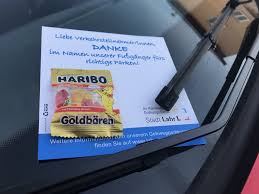 Auch das zusatzzeichen parken nur innerhalb markierter flächen verbietet es nicht rechtswirksam, da dieses zeichen nicht im verkehrszeichenkatalog vorgesehen ist; Parken In Gekennzeichneten Flachen