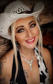 Dina Kelly's Instagram, Twitter & Facebook