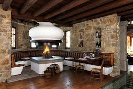 Anche la ceramica è un materiale versatile, adatto a camini rustici e moderni. Caminetti Tradizionali Su Misura