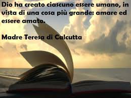 Le frasi per la comunione di madre teresa di calcutta sono indispensabili per chi vuole fare degli auguri religiosi, colmi di insegnamenti per diventare dei perfetti cristiani, per bambini e adulti in un giorno così importante.madre teresa ha amato donne e bambini, le categorie di persone più indifese, che hanno bisogno di maggiori attenzioni in un mondo governato soprattutto da uomini, che. Madre Teresa Di Calcutta 162 Frasi E Immagini Della Religiosa Missionaria A Tutto Donna