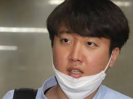 그러나 이준석 본인은 유튜브 방송을 통해 박근혜가 자신이 교육 봉사하는 곳에 직접 찾아와서, 본인의 의견에 동의하며 설득하는 과정이 그 대화였다는 취지의 말을 했다. ì´ì¤€ì„ ë°•ê·¼í˜œ íƒ„í•µ ì •ë‹¹í–ˆë‹¤ é‡Ž ì‚¬ë©´ë¡  ì „ìˆ ì  ì‹¤íŒ¨ ì¡°ì„ ì¼ë³´