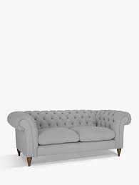 The classic markings of a chesterfield sofa are tufted cushions, and arms and back of the same height. 76u9upn0w 17fm