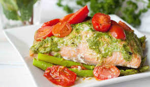 L'insalata di riso basmati e rosso è un fresco piatto unico preparato con la varietà di riso. Salmone Gratinato Al Forno Con Pesto E Pomodorini Saporito E Facile