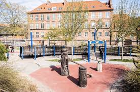 Se aktuel kontaktinfo for skolen på strandboulevarden i københavns, og alle de nyeste og vigtige nøgletal for trivsel og undervisning. De 5 Legepladser Pa Byens Skoler Born I Byen Hvad Skal Vi Lave