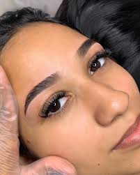 Laura Borne • SOBRANCELHAS