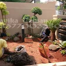 Real living ciptakan tampilan yang unik dan berbeda dengan menempatkan objek unik seperti patung kepala buddha dan air terjun mini untuk menciptakan desain taman minimalis belakang rumah gaya filipina ini. Jual Bikin Taman Rumah Minimalis Pasang Rumput Gajah Mini Tukang Taman Kab Bogor Navika Taman Tokopedia