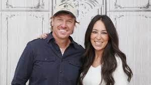 Designed with a top shelf for extra space, this surge protector with 6 outlets and dual usb ports simultaneously charges up to 8 devices. What Is A Pony Wall Joanna Gaines Brings Back The Pony Wall Trend On Fixer Upper
