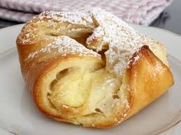 Topfenkolatschen Aus Plunderteig Wagners Kulinarium Rezept Osterreich Essen Plunderteig Plunderteig Rezept