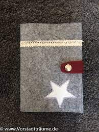 Die serviettenmotive dann auf die vorderseite legen. Https Xn Vorstadttrume Kfb De Mutterpasshuelle Aus Filz Selber Naehen