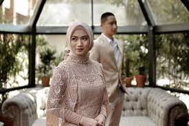 Desainnya yang elegan, akan membuat penampilan setiap orang jadi semakin menawan. 10 Inspirasi Gaun Lamaran Untuk Para Hijaber Gak Melulu Kebaya