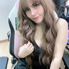 Doris Canas's Instagram, Twitter & Facebook