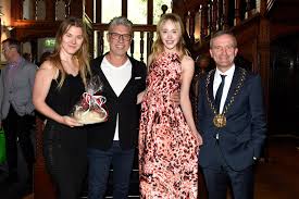 Vor allem, um zu erklären, warum man models immer live sehen muss und bilder alleine nicht. Dusseldorf Gntm Theresia Wegen Heidi Klum Zu Spat Zur Hochzeit Express De