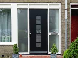 kunststof voordeur in de kleur monumenten groen en het kozijn in de kleur creme wit in de voordeur en zijlichten bi ramen en deuren voordeur groene voordeuren