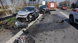 Il malvivente è poi riuscito a fare perdere le proprie tracce. Pavia Incidente Per Un Sorpasso Si Scontrano Due Auto E Un Bus Tre Feriti La Provincia Pavese Pavia