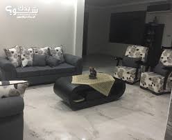 طقم كنب وضعه ممتاز مع طاولة وسط شو بدك من فلسطين