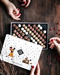 La Manufacture Cluizel Na Pas Fini De Vous Gater Tentez De Remporter Ce Coffret De Perles Scintillantes Noisett Decoration Chocolat Feerie De Noel Feuillete