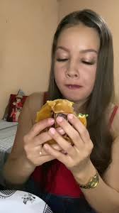 Menino Comendo Hambúrguer