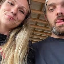 can someone photoshop a roach in my food?