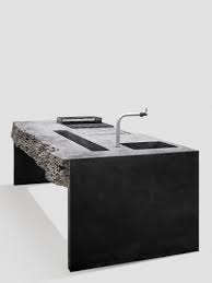 Die Gartenkuche Zwei Filigrane Stahlwangen Tragen Den Steinblock Der Kucheplatte Und Bringen Die Erscheinung Der Garten Kuche Outdoor Grill Kuche Kuche Beton