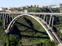 Agrigento è collegata a porto empedocle dalla strada statale 115 quater , nota anche come viadotto morandi o akragas , che ha due corsie per senso di marcia è lunga quasi 4 km in massima parte sorretta da piloni. Corrieremezzogiorno On Twitter Palermo Crollo Ponte Altro Viadotto Morandi Chiuso Ad Agrigento Https T Co Ia3yjudoiy