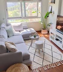 En la imagen se ha optado por colocar baldas de pared a pared, superprácticas, por encima del. 42 Ideas De Decoracion Muy Acogedoras Y Practicas Para Sala De Estar Pequena Small Living Room Design Living Room Decor Apartment Small Living Room Decor