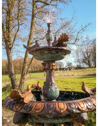 Bilder finden, die zum begriff springbrunnen passen. Columba Grosser Springbrunnen Brontique