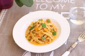 2 borcane cu fasole pastai, 2 linguri bulion, 1 capatana de usturoi, 2 cepe, 2 cuburi knorr de legume, piper, patrunjel. Mancare De Fasole Galbena Pastai Masa In Familie