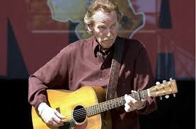 While the emphasis here is on many of his hits, a fe. Singer Songwriter Gordon Lightfoot Wird 80 Was Der Wind Erzahlen Will Kultur Stuttgarter Zeitung