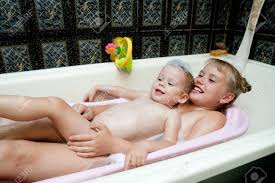 お風呂で遊んで姉妹の写真素材・画像素材 Image 3609746